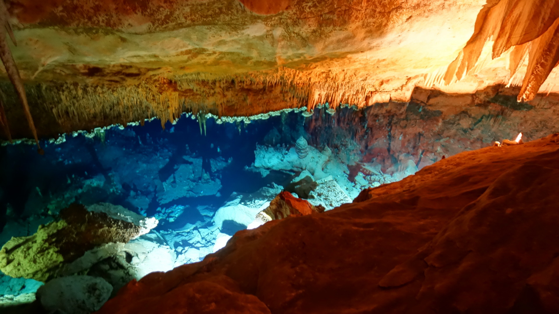 In der Cuevas del Drach - klarer See, bunte Farben