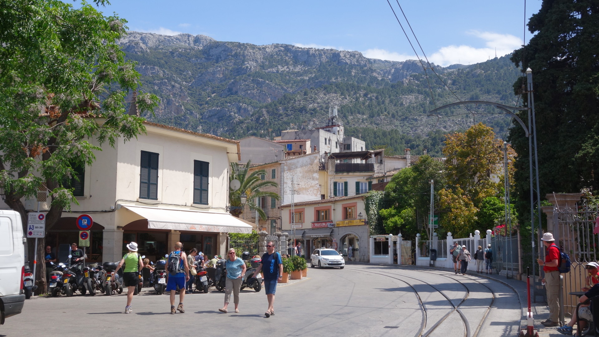 Vor der Eisfabrik am Placa Mercat in Soller - Blick auf die Berg