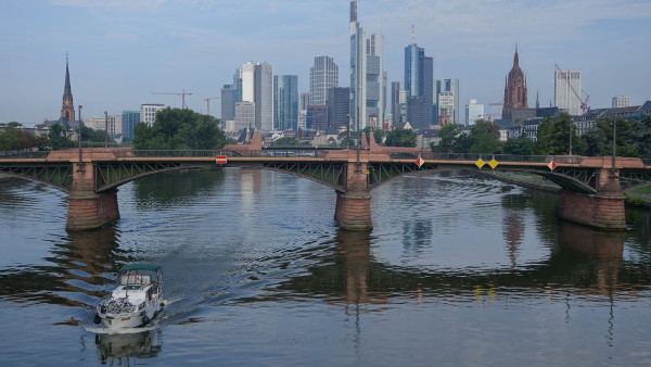 Auf der Mainbrücke Blick auf Innenstadt Frankfurt