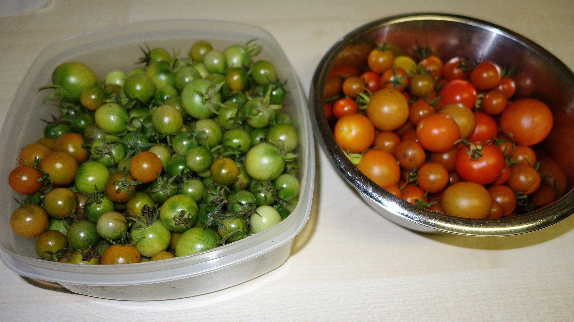 Bild von zwei Schüsseln voller Tomaten