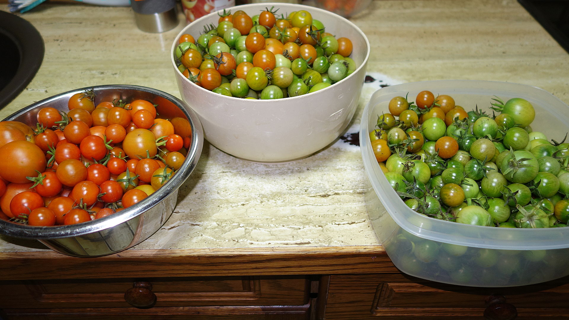 Bild von drei Schüsseln voller Tomaten